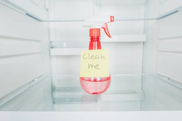 Botella de detergente con letras limpias me en la tarjeta en el estante del refrigerador - foto de stock