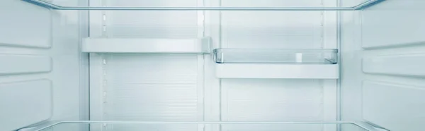 Foto panorámica de estantes limpios de refrigerador - foto de stock