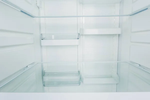 Limpiar estantes vacíos en nevera blanca - foto de stock