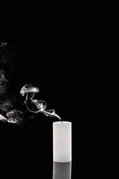 Вымершая белая свеча с дымом на черном фоне — стоковое фото