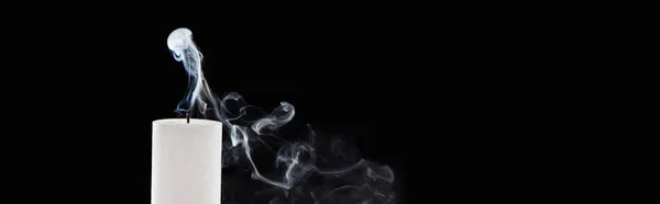 Bougie blanche éteinte avec fumée sur fond noir, panoramique — Photo de stock