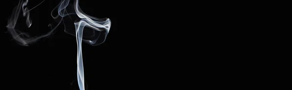 Белый изогнутый дым на черном фоне, панорамный снимок — стоковое фото