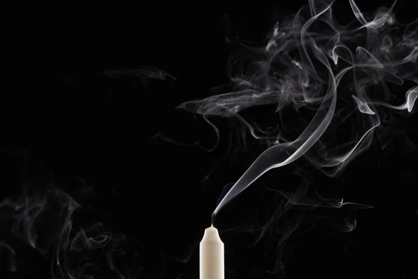 Bougie blanche éteinte avec fumée sur fond noir — Photo de stock