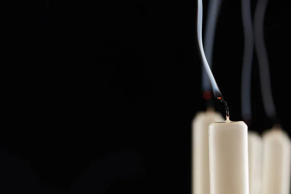 Селективний фокус вимерлої білої свічки на чорному фоні — стокове фото