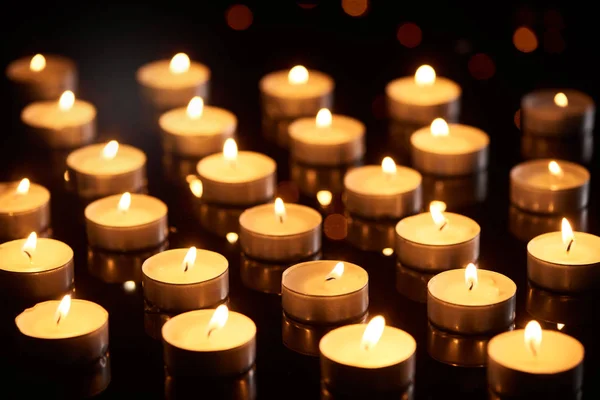 Foyer sélectif de bougies allumées luisant dans l'obscurité — Photo de stock