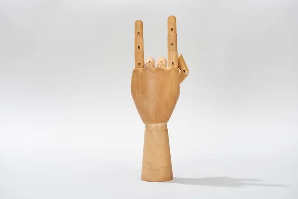 Mano de madera de muñeca con símbolo de roca sobre fondo gris - foto de stock