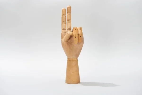 Mão de madeira de boneca com sinal de paz no fundo cinza — Fotografia de Stock