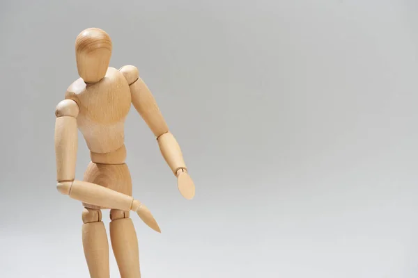 Muñeca de madera con bisagras aisladas en gris — Stock Photo