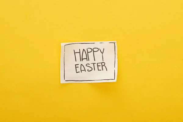 Top view of greeting card with happy Easter lettering on yellow colorful background — Stock Photo