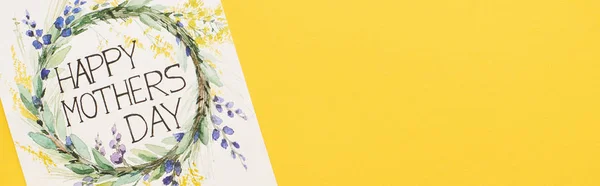 Vista dall'alto di felice giorno madri biglietto di auguri su sfondo giallo colorato, colpo panoramico — Foto stock