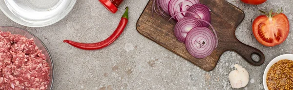 Vista superior de ingredientes de hambúrguer frescos na superfície de concreto cinza, tiro panorâmico — Fotografia de Stock