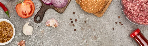 Vista superior de ingredientes de hambúrguer frescos na superfície de concreto cinza, tiro panorâmico — Fotografia de Stock