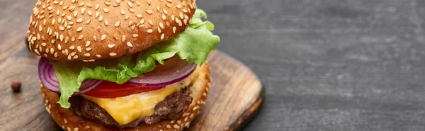 Köstlicher frischer Cheeseburger auf Holzbrett, Panoramaaufnahme — Stockfoto