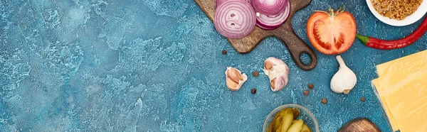 Вид зверху свіжих інгредієнтів бургерів на синій текстурованій поверхні, панорамний знімок — Stock Photo
