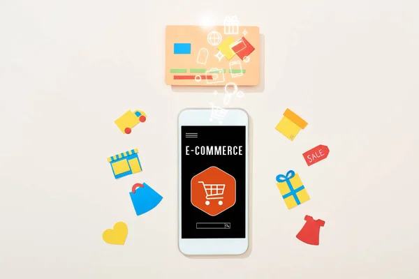 Ansicht der Kreditkartenvorlage in der Nähe von Symbolen und Smartphone mit E-Commerce-Illustration auf weißem Hintergrund — Stockfoto