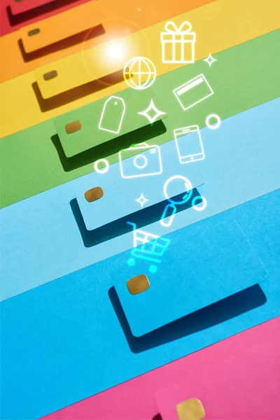 Cartes de crédit vides multicolores sur fond arc-en-ciel avec illustration icônes — Photo de stock