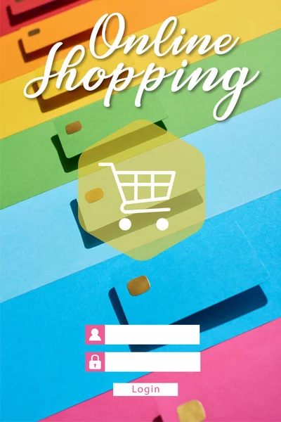Tarjetas de crédito vacías multicolores sobre fondo de arco iris con ilustración de compras en línea - foto de stock