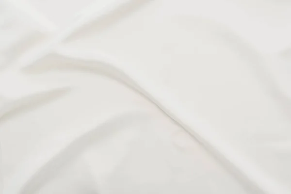 Вид на волнистую белую хлопковую скатерть — стоковое фото