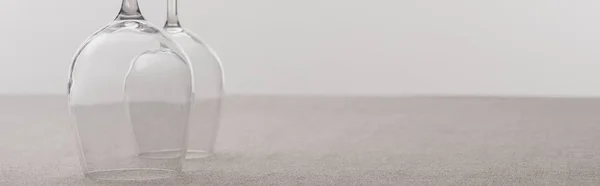 Foto panorámica de dos copas de vino sobre tela aislada en gris - foto de stock