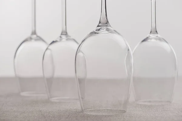 Concentration sélective des verres à vin transparents sur la nappe isolée sur gris — Photo de stock