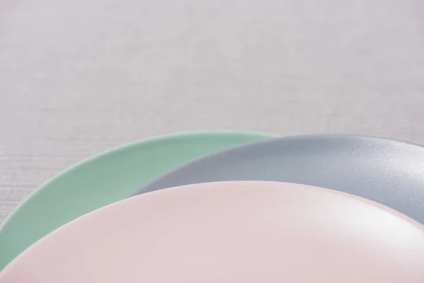 Vista de cerca de las placas de colores en la superficie gris - foto de stock