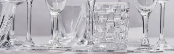 Tiro panorâmico de óculos claros na toalha de mesa no fundo cinza — Fotografia de Stock
