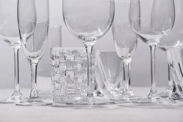 Verres vides sur surface blanche isolés sur gris — Photo de stock