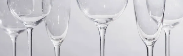 Colpo panoramico di vetri trasparenti isolati su grigio — Foto stock