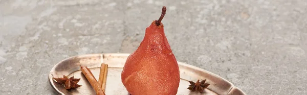 Deliciosa pêra no vinho com canela e anis na placa de prata na superfície de concreto cinza, tiro panorâmico — Fotografia de Stock