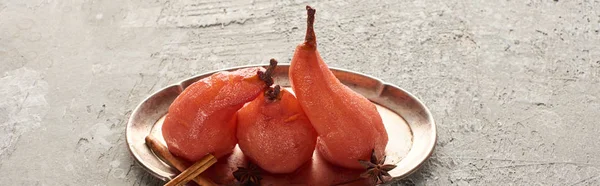 Deliciosa pêra no vinho com canela e anis na placa de prata na superfície de concreto cinza, tiro panorâmico — Fotografia de Stock