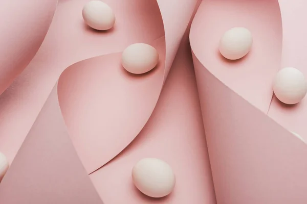 Куриные яйца в спиральной бумаге розовые вихри — стоковое фото