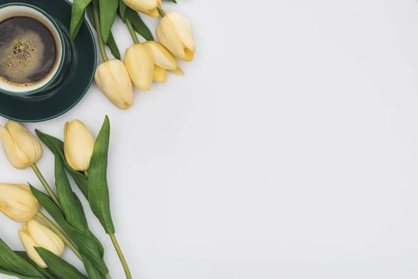 Vista superior de tulipas e café fresco isolado em branco com espaço de cópia — Fotografia de Stock