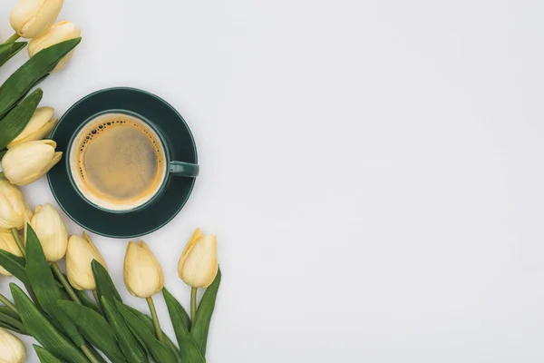 Vue de dessus des tulipes et du café frais isolé sur blanc — Photo de stock