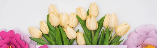 Vue du dessus des tulipes dans un sac à provisions violet avec des fleurs en papier isolées sur blanc, vue panoramique — Photo de stock