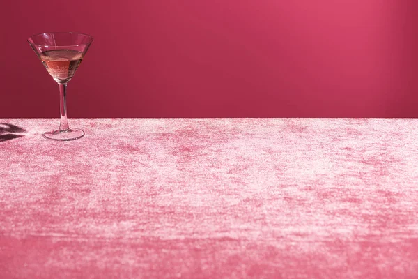 Boisson alcoolisée en verre sur tissu velours rose isolé sur rose, concept girlish — Photo de stock