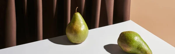 Klassisches Stillleben mit Birnen auf Tisch neben Vorhang isoliert auf beige, Panoramaaufnahme — Stockfoto