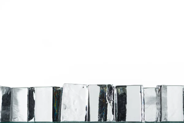 Faire fondre des glaçons carrés transparents et clairs isolés sur du blanc — Photo de stock