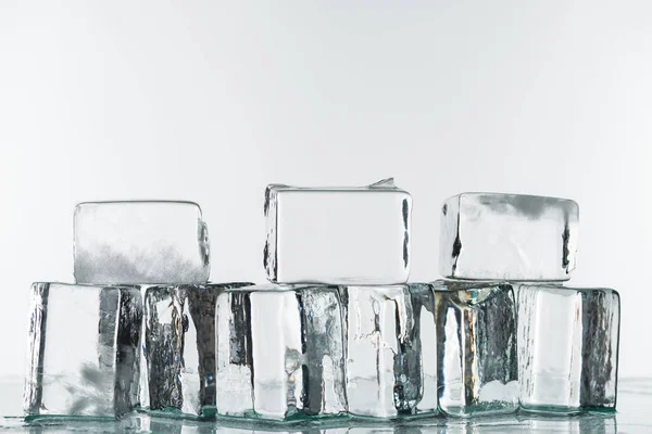 Derretir cubos de hielo cuadrados transparentes aislados en blanco - foto de stock