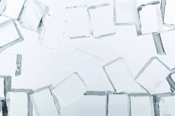 Draufsicht auf transparente quadratische Eiswürfel auf Spiegel — Stockfoto