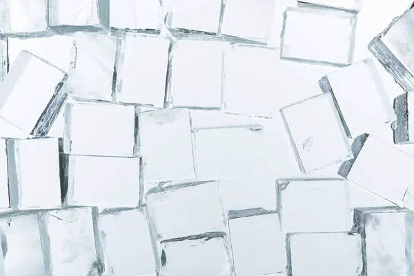 Draufsicht auf transparente quadratische Eiswürfel auf Spiegel — Stockfoto