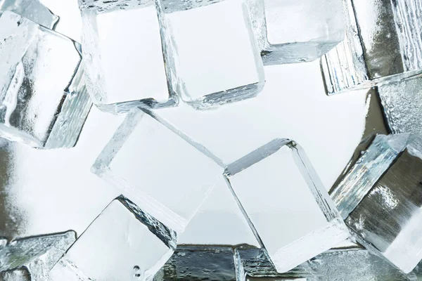 Draufsicht auf transparente quadratische Eiswürfel auf Spiegel — Stockfoto