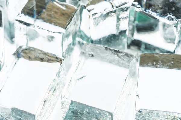 Vista de perto de derreter cubos de gelo quadrados transparentes — Fotografia de Stock