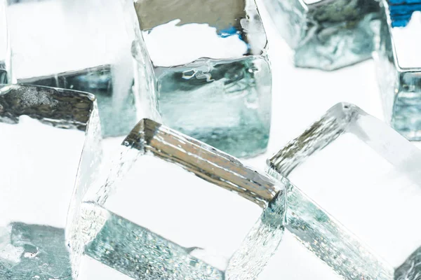 Vista de cerca de fusión de cubos de hielo cuadrados transparentes - foto de stock
