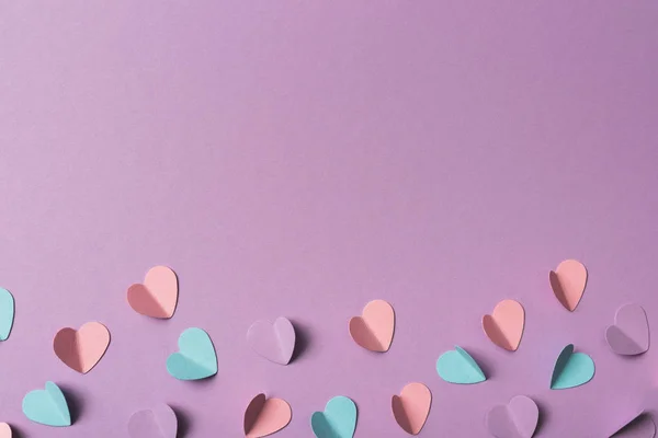 Вид зверху барвистих паперових сердець на фіолетовому фоні — стокове фото
