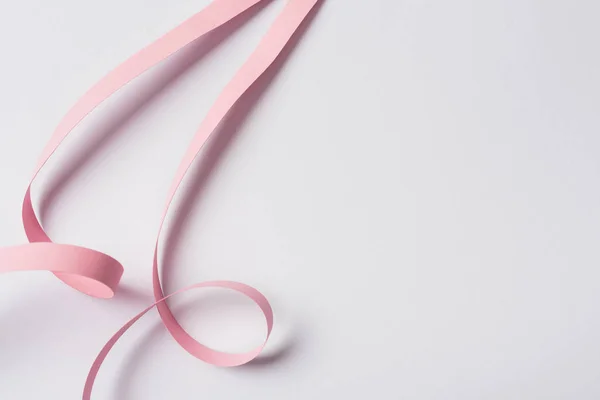 Vista superior do redemoinho de papel rosa no fundo branco — Fotografia de Stock