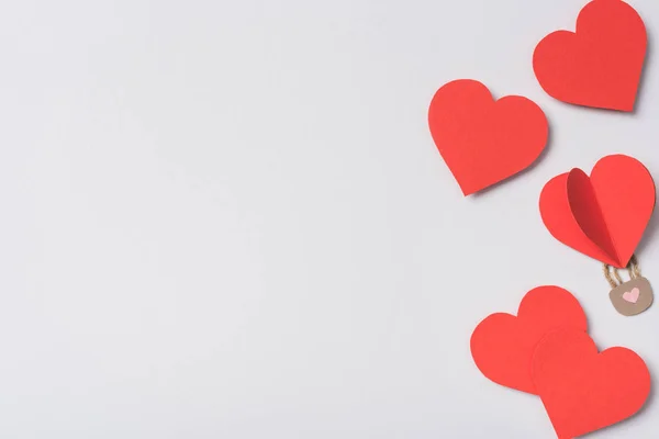 Vista superior de corações vermelhos e cadeado no fundo branco — Fotografia de Stock