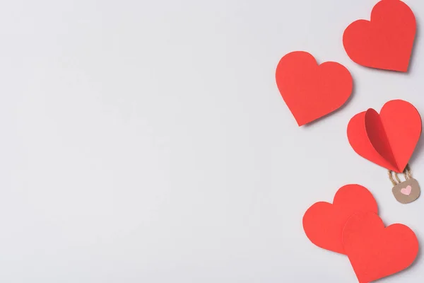 Top view of red hearts and padlock on white background — Stock Photo