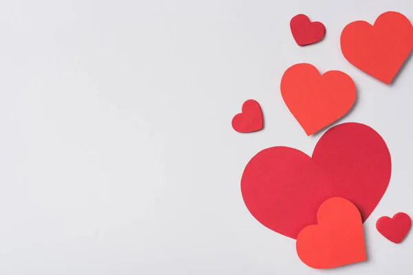 Vista superior de corazones rojos sobre fondo blanco - foto de stock