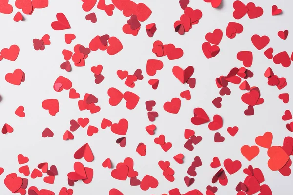 Безшовний візерунок червоних сердець на білому тлі — стокове фото