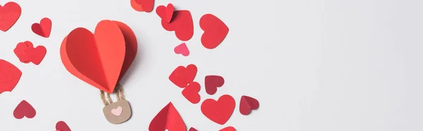 Vista superior do coração vermelho com cadeado entre os corações no fundo branco, tiro panorâmico — Fotografia de Stock